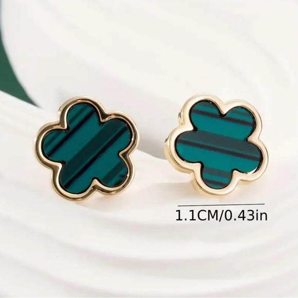 Gold and white flower petal clover stud earrings - Picture 3 of 3